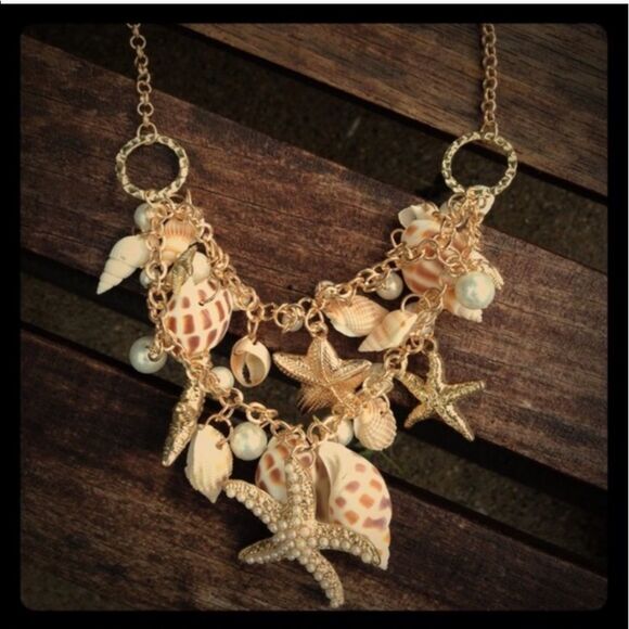 GORGEOUS & Large Gold Seashell Chunky Necklace - Picture 3 of 6